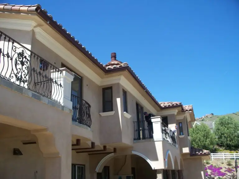 Rain gutter replacement project in Beverly Hills, CA