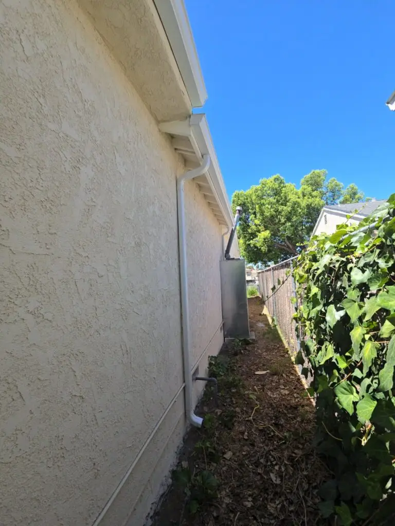 Seamless rain gutter installation in Hawthorne, CA